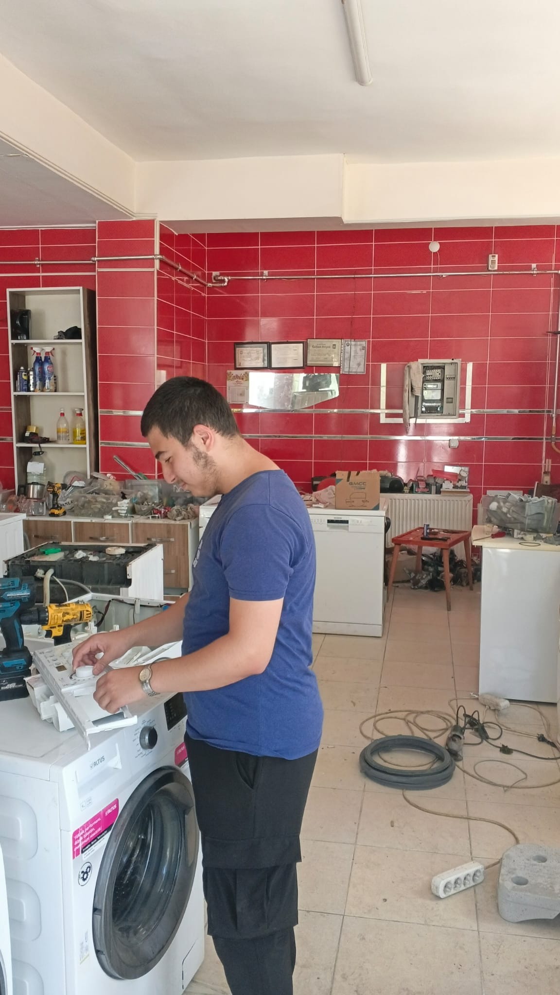 Yaman Teknik Servis teknisyeni cihaz üzerinde çalışırken